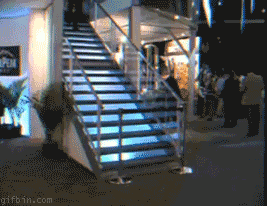 Mann fällt Treppe runter