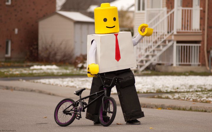 Mann in LEGO-Verkleidung